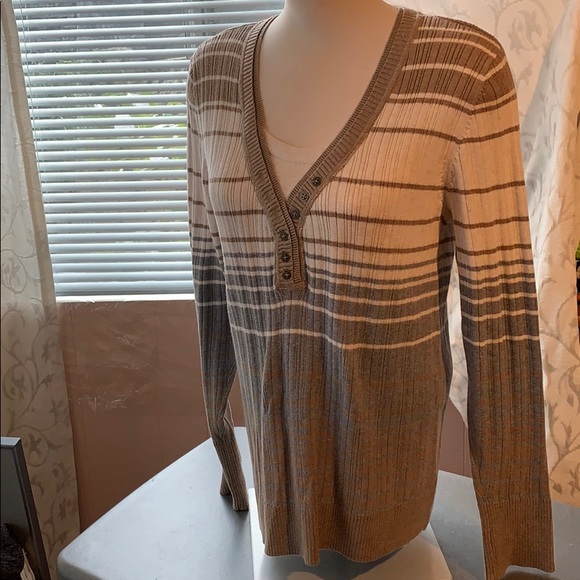 Nice lightweight sweater with look of shirt under - Picture 3 of 10